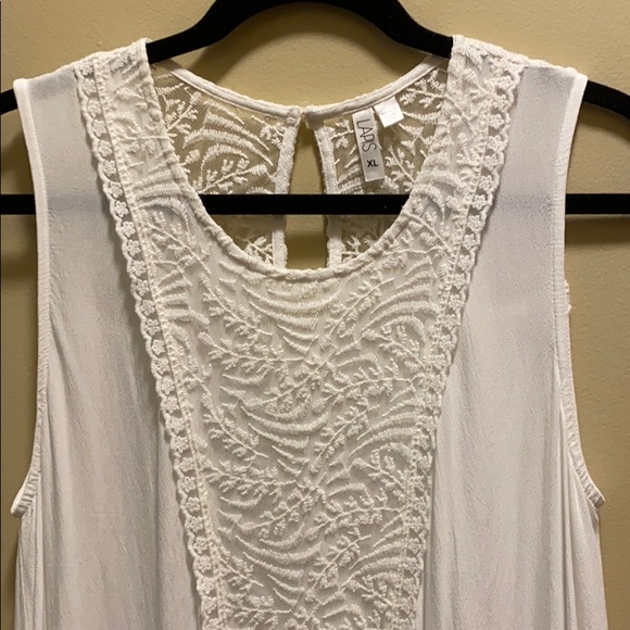 ✨NEW✨LAPIS WHITE FLOWY TOP WITH LACE - Picture 2 of 7